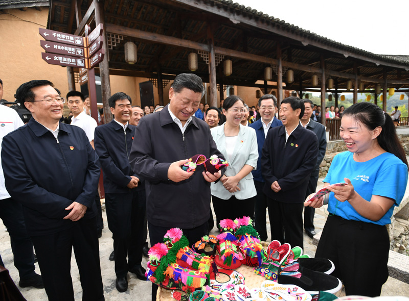 　　9月16日至18日，中共中央總書記、國家主席、中央軍委主席習(xí)近平在河南考察。這是16日下午，習(xí)近平在信陽市新縣田鋪鄉(xiāng)田鋪大塆考察調(diào)研。 新華社記者 謝環(huán)馳 攝