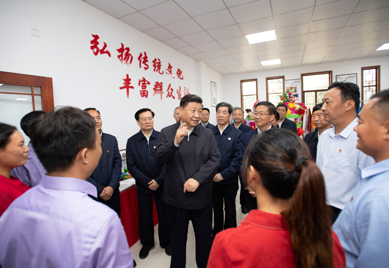 9月16日至18日，中共中央總書記、國家主席、中央軍委主席習(xí)近平在河南考察。這是17日上午，習(xí)近平在信陽市光山縣文殊鄉(xiāng)東岳村文化接待中心，同當(dāng)?shù)孛撠氈赂粠ь^人親切交流，勉勵他們帶動更多鄉(xiāng)親們致富。新華社記者 謝環(huán)馳 攝