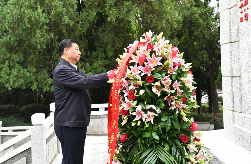 　　9月16日至18日，中共中央總書記、國家主席、中央軍委主席習(xí)近平在河南考察。這是16日下午，習(xí)近平來到位于信陽市新縣的鄂豫皖蘇區(qū)首府烈士陵園，瞻仰革命烈士紀(jì)念碑，向革命先烈敬獻(xiàn)花籃。 新華社記者 謝環(huán)馳 攝