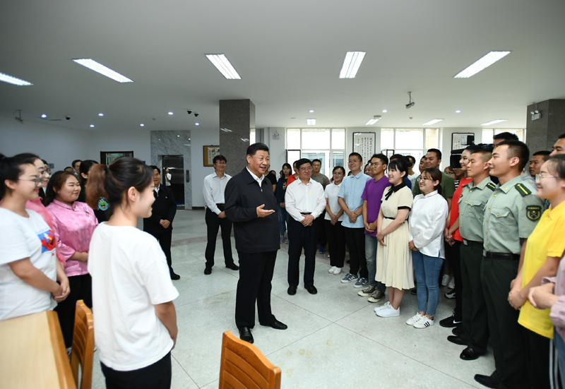 7月15日至16日，中共中央總書(shū)記、國(guó)家主席、中央軍委主席習(xí)近平在內(nèi)蒙古考察并指導(dǎo)開(kāi)展“不忘初心、牢記使命”主題教育。這是16日上午，習(xí)近平在內(nèi)蒙古大學(xué)圖書(shū)館同學(xué)生們親切交談，勉勵(lì)他們志存高遠(yuǎn)、腳踏實(shí)地、發(fā)奮圖強(qiáng)。