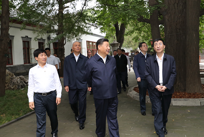 9月12日，中共中央總書記、國(guó)家主席、中央軍委主席習(xí)近平視察中共中央北京香山革命紀(jì)念地。這是習(xí)近平瞻仰雙清別墅。