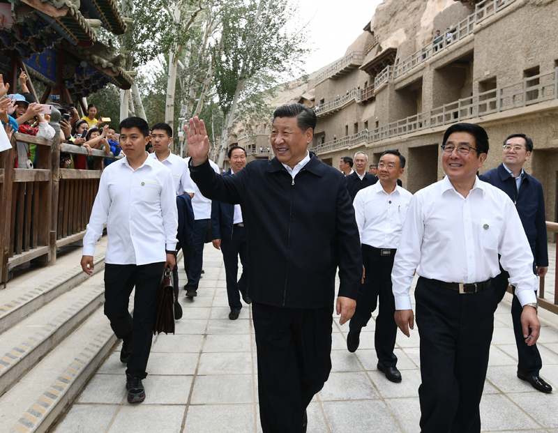 8月19日至22日，中共中央總書記、國家主席、中央軍委主席習近平在甘肅考察。這是19日下午，習近平在敦煌莫高窟考察調(diào)研時，向正在參觀的游客親切招手致意。