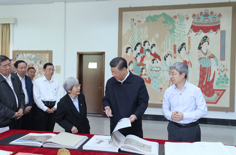 8月19日至22日，中共中央總書記、國家主席、中央軍委主席習近平在甘肅考察。這是19日下午，習近平在敦煌研究院察看珍藏文物和學術成果展示，了解文物保護和研究、弘揚優(yōu)秀歷史文化情況。