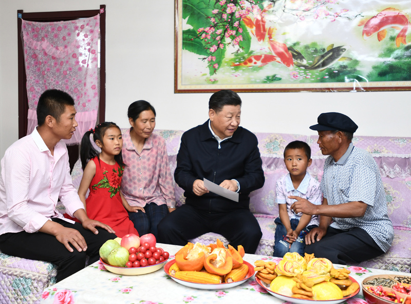 8月19日至22日，中共中央總書記、國家主席、中央軍委主席習近平在甘肅考察。這是21日上午，習近平在武威市古浪縣黃花灘生態(tài)移民區(qū)富民新村村民李應川家，同李應川一家拉家常。