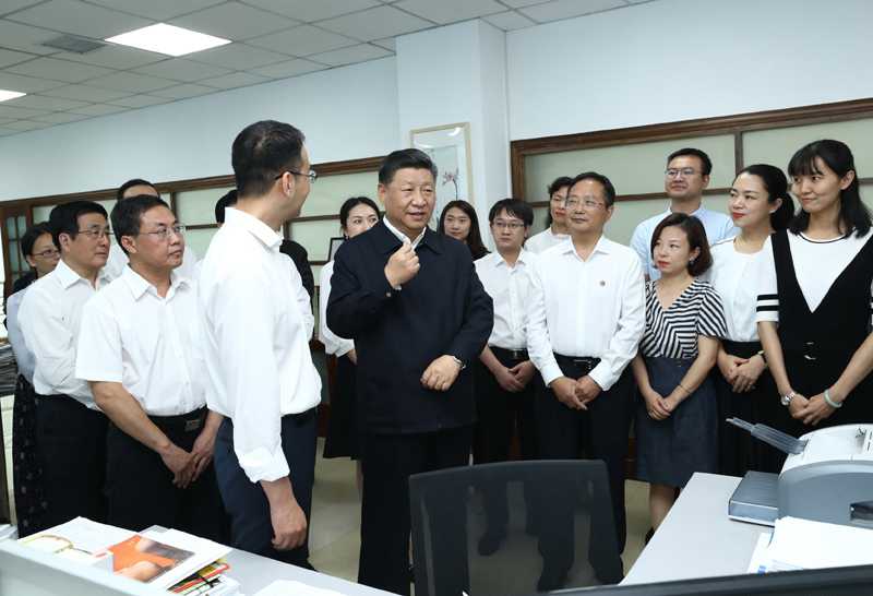 8月19日至22日，中共中央總書記、國家主席、中央軍委主席習近平在甘肅考察。這是21日下午，習近平在《讀者》編輯部同工作人員交流，勉勵他們?yōu)槿嗣裉峁└鄡?yōu)秀精神食糧。